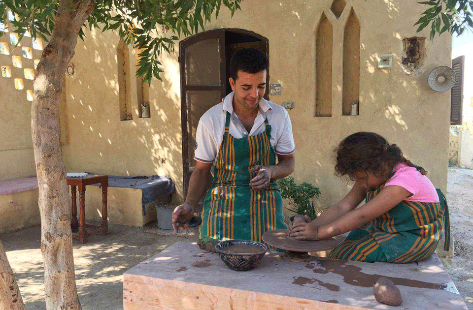 صناعة الخزف في قرية تونس
