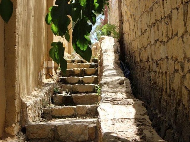 صور الأزقة الحجرية في قرية تونس