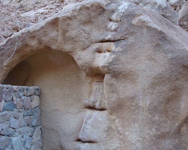 حجر موسى بجبل موسى.