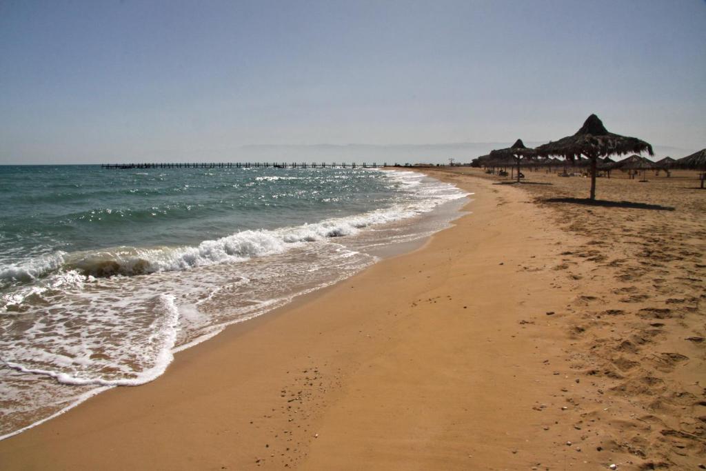 كريستال بيتش العين السخنة